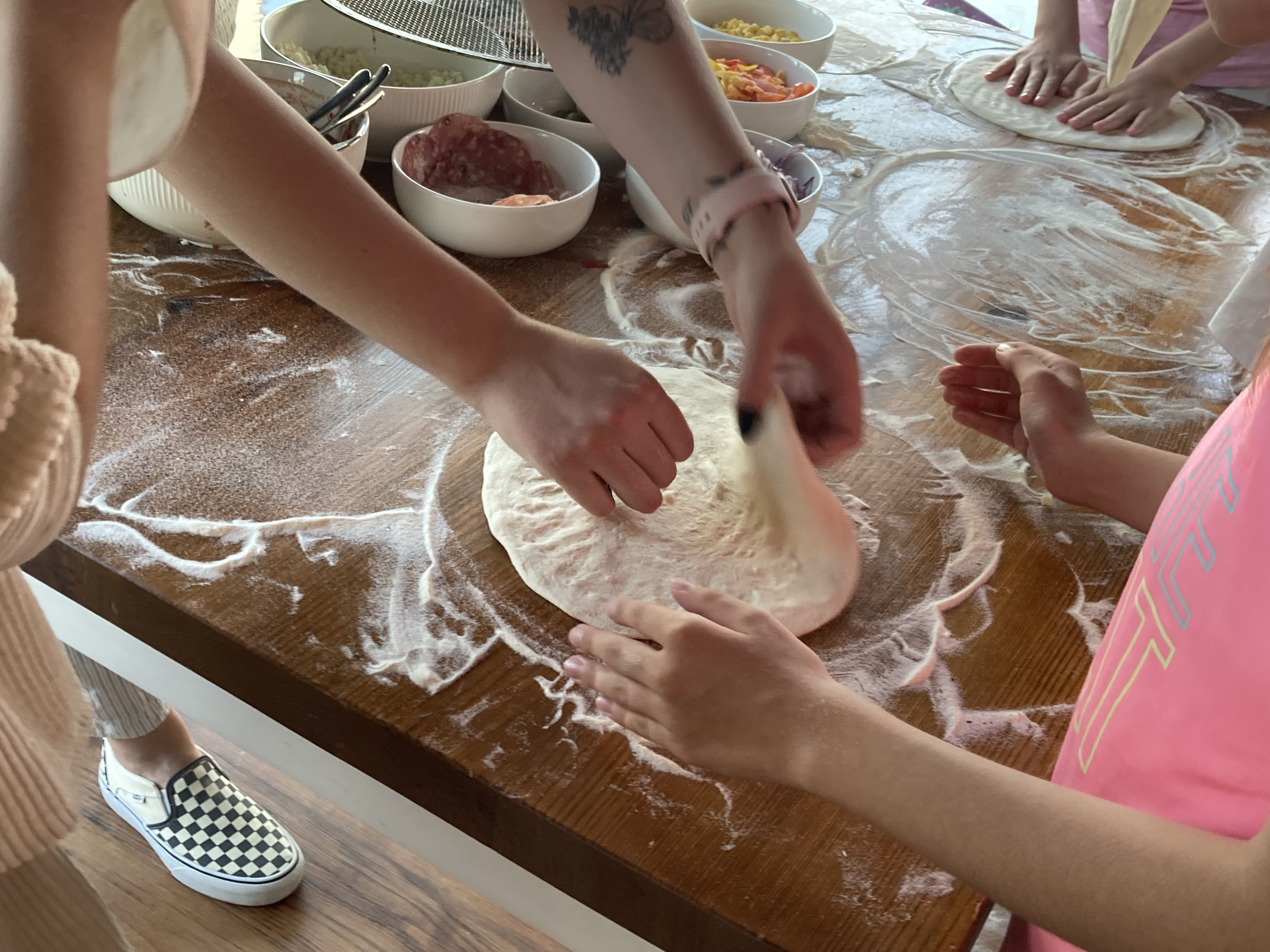 Zajęcia dla dzieci Warsztaty Robienia Pizzy z Brokatowymi Tatuażami i Dekorowaniem Czapek Kuchennych! w Warszawie